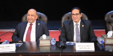 رئيس جامعة القاهرة يكرم الفائزين في مهرجان العروض المسرحية الطويلة، ويعلن تخصيص جوائز مالية جديدة وإطلاق «مهرجان القاعة»