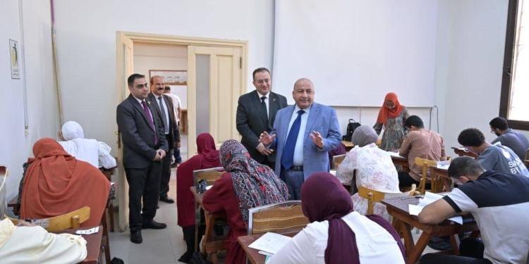 قيادات جامعة القاهرة تواصل الجولات التفقدية لمتابعة امتحانات نهاية الفصل الدراسي الثاني لمرحلتي البكالوريوس والدراسات العليا