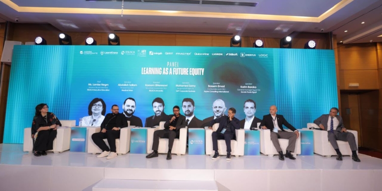 قادة أعمال وتعليم يناقشون الاستثمار في التعلم والتطوير