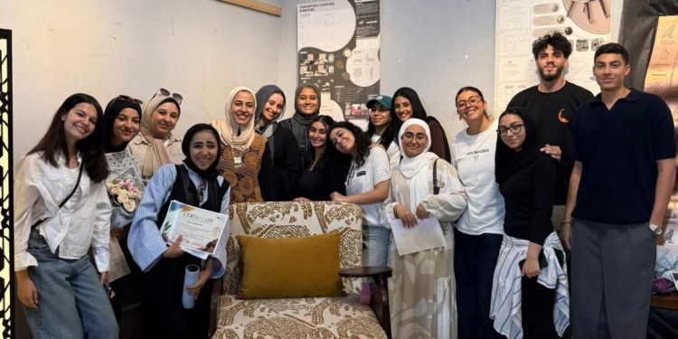 طلاب برنامج التصميم الداخلي الإيكولوجي جامعة العاصمة يقدمون ابتكارات في الأثاث الذكي المستدام
