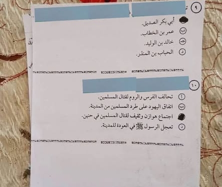 "مفرش" ومسطرة حمراء يثيران الجدل بامتحانات الثانوية العامة.. أعرف التفاصيل