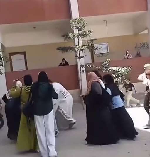 ليست مُعلمة.. التعليم تكشف حقيقة فيديو المشاجرة المتداول أمام لجنة امتحانات